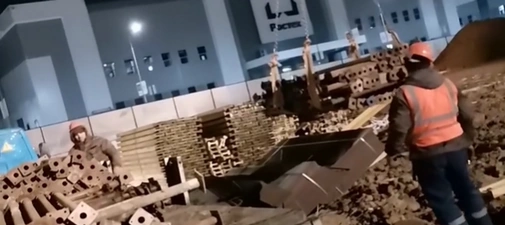 Доставляем телескопические стойки клиенту на стройплощадку Доставляем телескопические стойки клиенту на стройплощадку