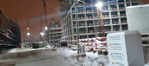 Стройплощадка куда загрузили распалубочные углы
