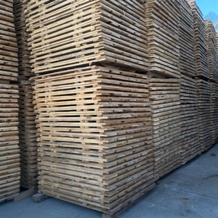 Деревянные настилы в паллетах на складе Деревянные настилы в паллетах на складе