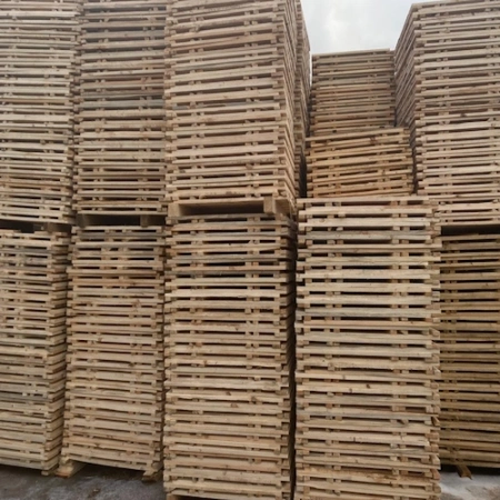 Деревянные настилы в паллетах на складе Деревянные настилы в паллетах на складе